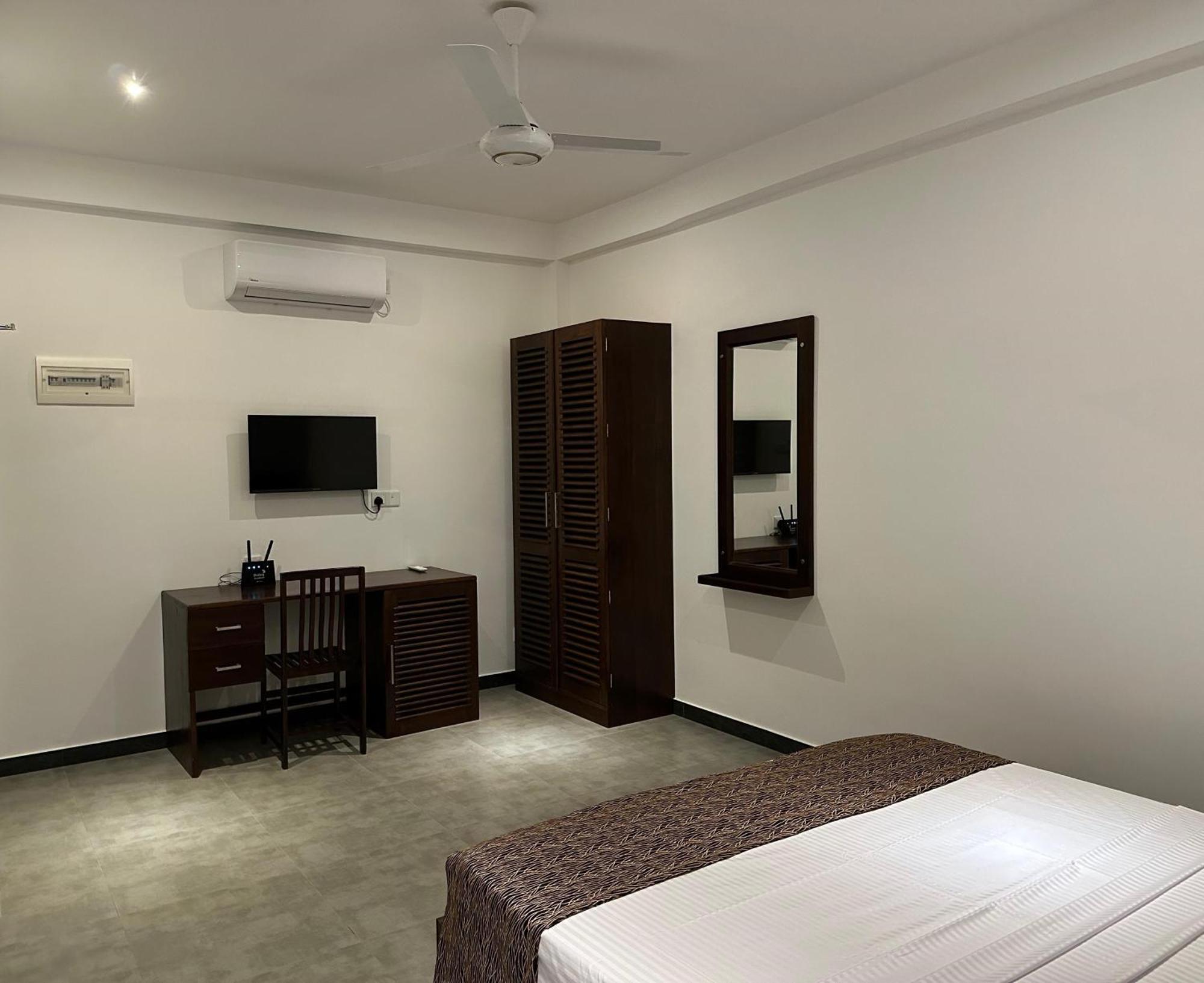 Cocos Polhena Hotel Матара Екстериор снимка